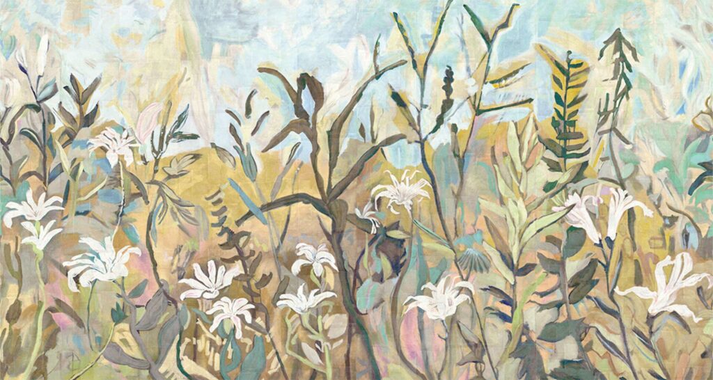 Schilderachtig behangpatroon “Elitis Sangpi L’Eden Et Après VP 1027 01” met witte bloemen en abstracte, pastelkleurige planten op een zachte achtergrond.