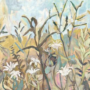 Schilderachtig behangpatroon “Elitis Sangpi L’Eden Et Après VP 1027 01” met witte bloemen en abstracte, pastelkleurige planten op een zachte achtergrond.
