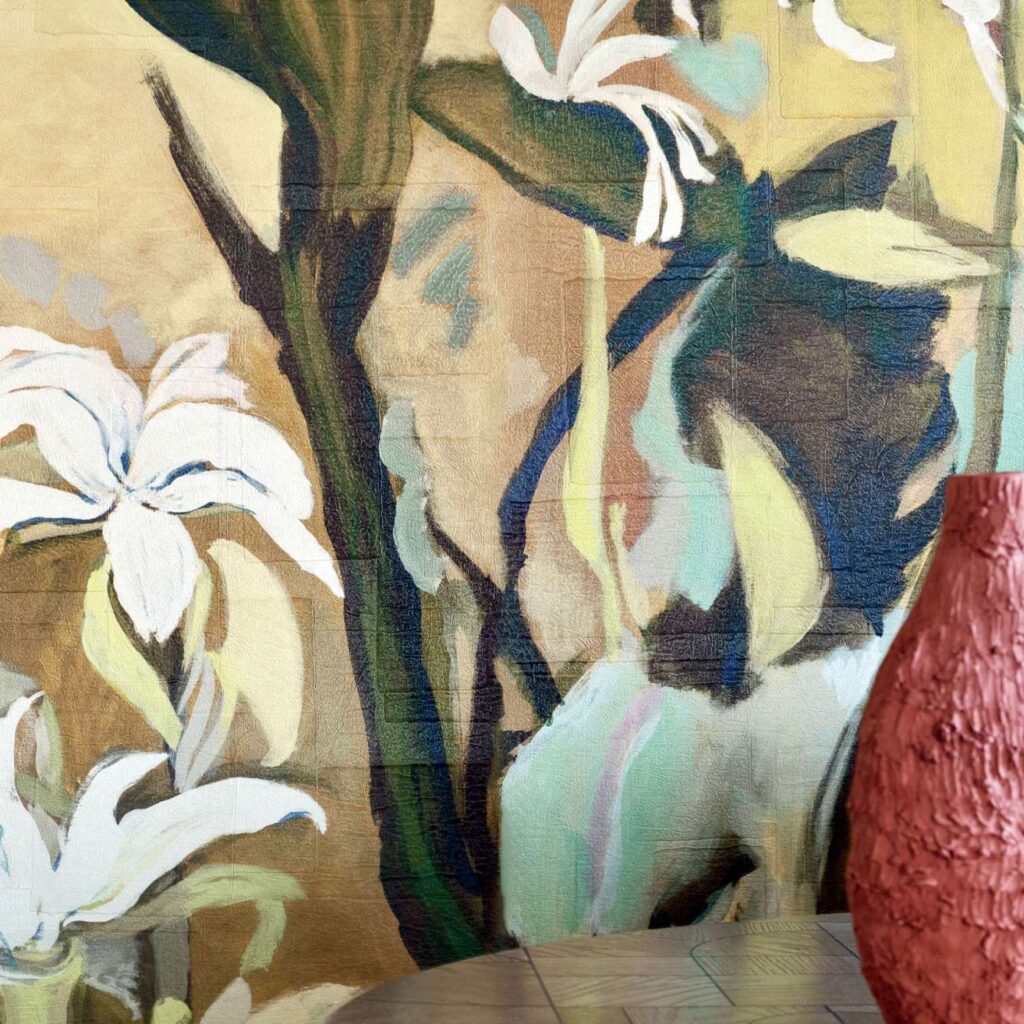 Abstracte bloemenprint op een Elitis Sangpi L’Eden Et Après wandbekleding met een rode, textuurvaas op de voorgrond.