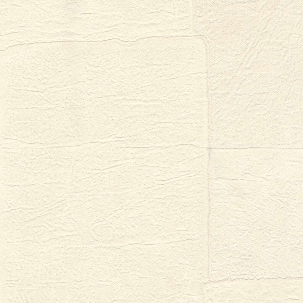Crèmekleurig Elitis Sangpi VP 1018 02 behang met een subtiele textuur en patchwork-patroon.