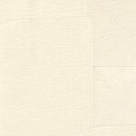 Crèmekleurig Elitis Sangpi VP 1018 02 behang met een subtiele textuur en patchwork-patroon.