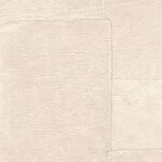 Lichtbeige Elitis Sangpi VP 1018 04 behang met een subtiele textuur en patroon van rechthoekige panelen.