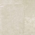 Beige Elitis Sangpi VP 1018 05 behang met een textuur die lijkt op ongelijke, handgemaakte papierlagen.