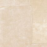 Beige Elitis Sangpi VP 1018 07 behang met een textuur die lijkt op ruwe, met de hand afgewerkte steenpanelen.