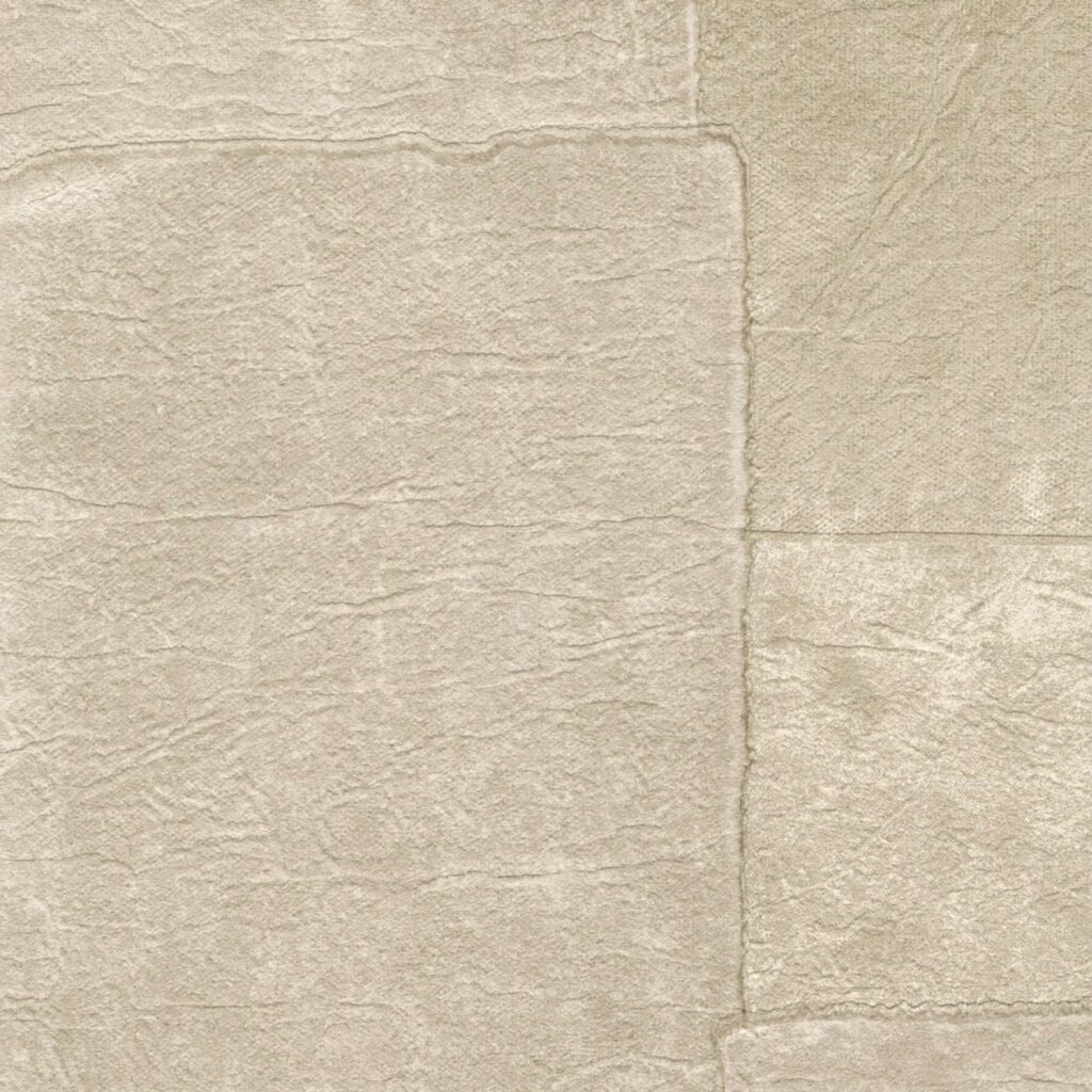 Beige Elitis Sangpi VP 1018 08 behang met een structuur van geregen leerpatches in een subtiel patroon.