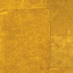 Goudkleurig Elitis Sangpi VP 1018 22 behang met een textuur van gerecycled leer in een patchwork patroon.