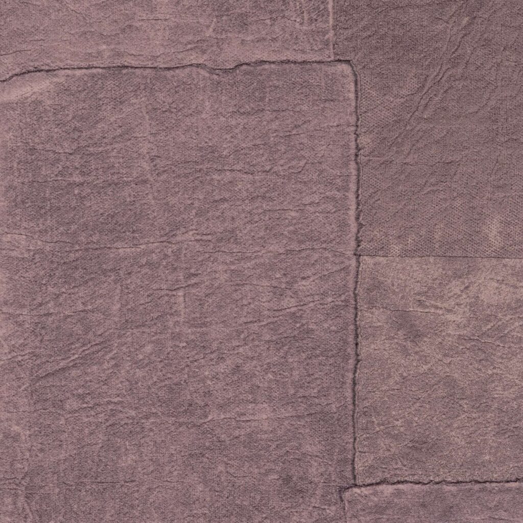 Paars Elitis Sangpi VP 1018 39 behang met een textuur van overlappende, leerachtige vlakken.