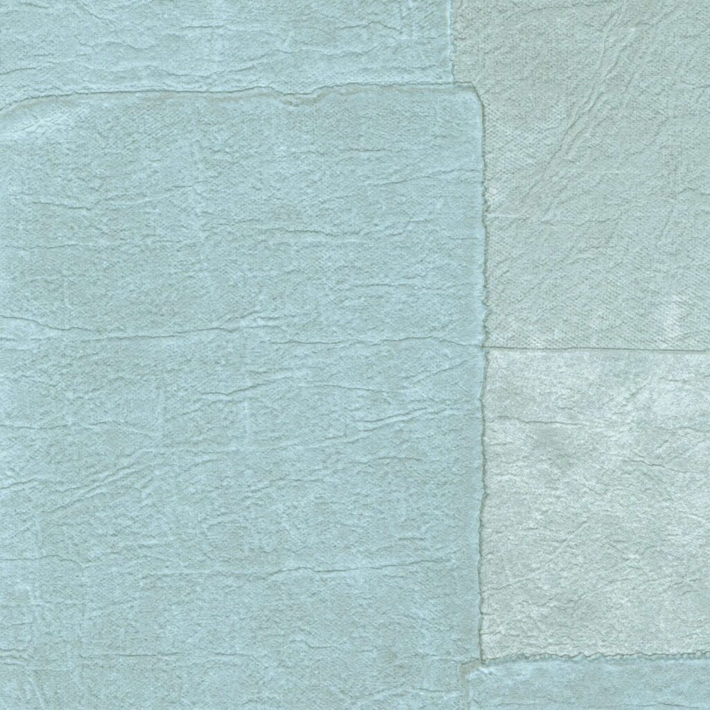 Lichtblauw Elitis Sangpi VP 1018-40 behang met een lederachtig patchwork reliëfpatroon.