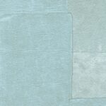 Lichtblauw Elitis Sangpi VP 1018-40 behang met een lederachtig patchwork reliëfpatroon.