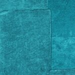 Detail van Elitis Sangpi VP 1018 41 behang met een turquoise patchwork-textuur.