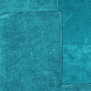 Detail van Elitis Sangpi VP 1018 41 behang met een turquoise patchwork-textuur.