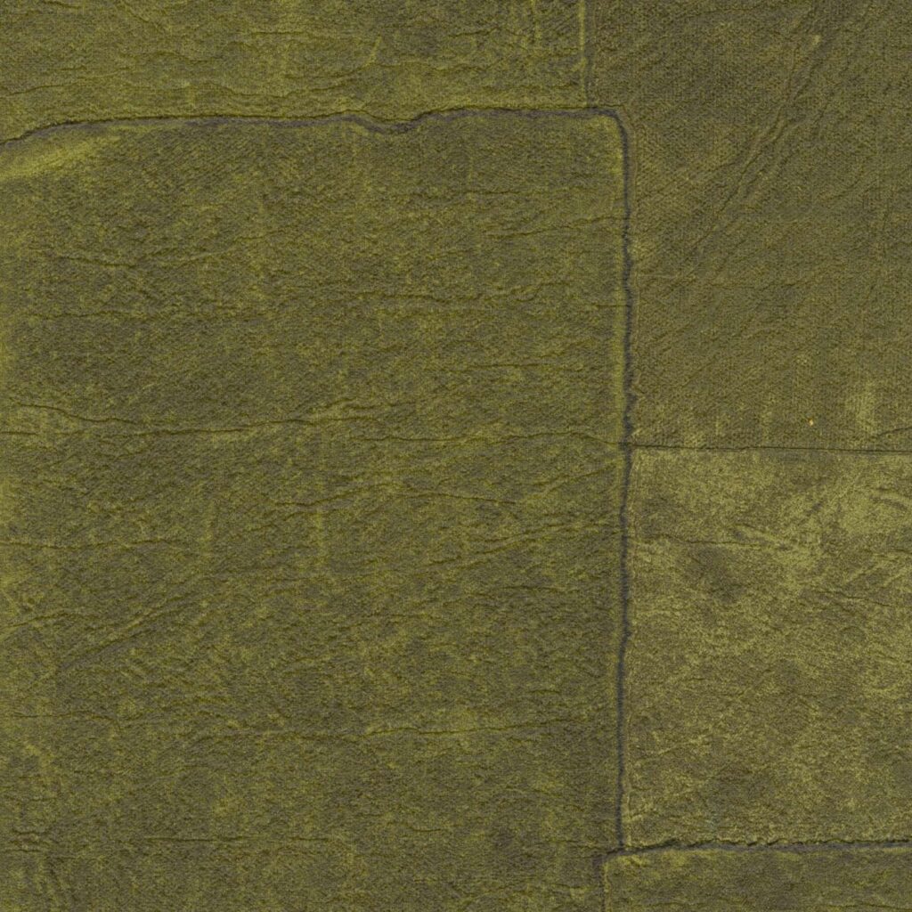 Groen Elitis Sangpi VP 1018-67 behang met een patchworkstructuur en textiele uitstraling.