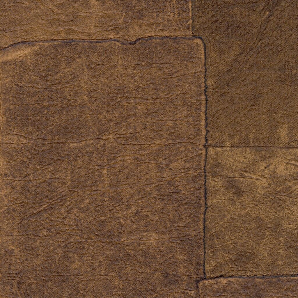 Bruin Elitis Sangpi VP 1018-70 behang met een patchworkstructuur van leerachtige texturen.