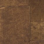 Bruin Elitis Sangpi VP 1018-70 behang met een patchworkstructuur van leerachtige texturen.