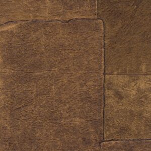 Bruin Elitis Sangpi VP 1018-70 behang met een patchworkstructuur van leerachtige texturen.