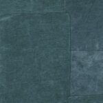 Donkerblauw Elitis Sangpi VP 1018 82 behang met een patchwork-structuur van fluwelige en leerachtige texturen.