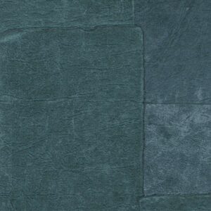 Donkerblauw Elitis Sangpi VP 1018 82 behang met een patchwork-structuur van fluwelige en leerachtige texturen.
