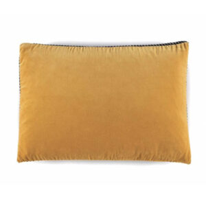 Mosterdgeel Elitis sierkussen Athena met fluwelen textuur en contrasterende bies.