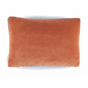 Rechthoekig Elitis sierkussen Athena in een warme terracottakleur met een zachte fluwelen textuur.