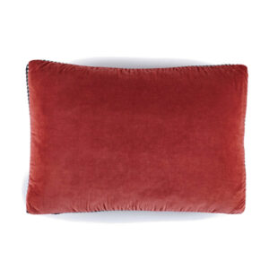 Rechthoekig Elitis sierkussen Athena in fluweelachtig roestrood textiel.