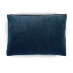Donkerblauw Elitis sierkussen Athena met fluwelen textuur en decoratieve rand.