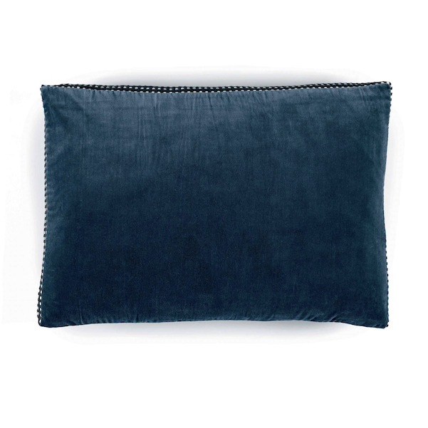 Donkerblauw Elitis sierkussen Athena met fluwelen textuur en decoratieve rand.