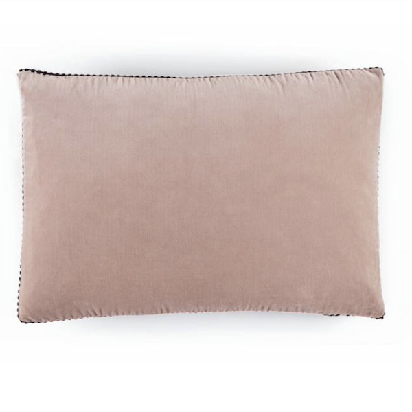 Rechthoekig Elitis sierkussen Athena in een zachte beige kleur met subtiele zwarte bies.