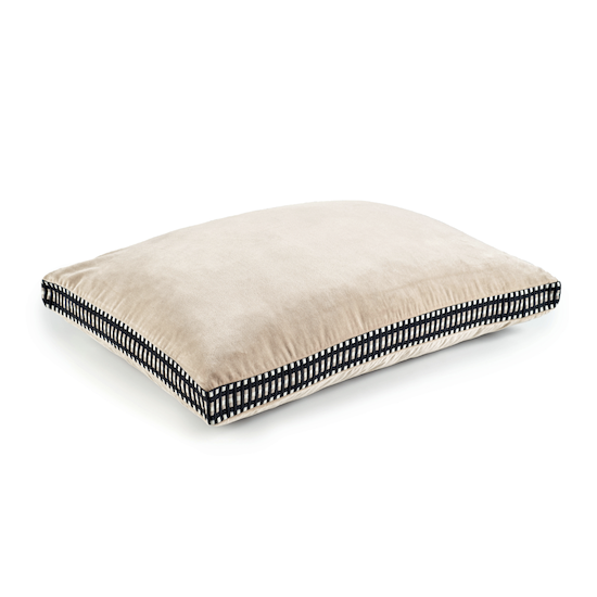 Beige Elitis sierkussen Athena met zwart-wit geruite zijkant, zijaanzicht.