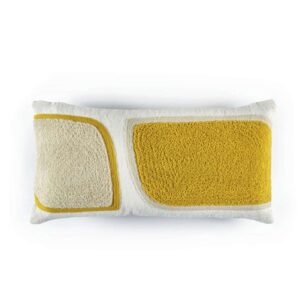 Rechthoekig Elitis sierkussen Broceliande met abstract patroon in okergeel en beige op een witte achtergrond.