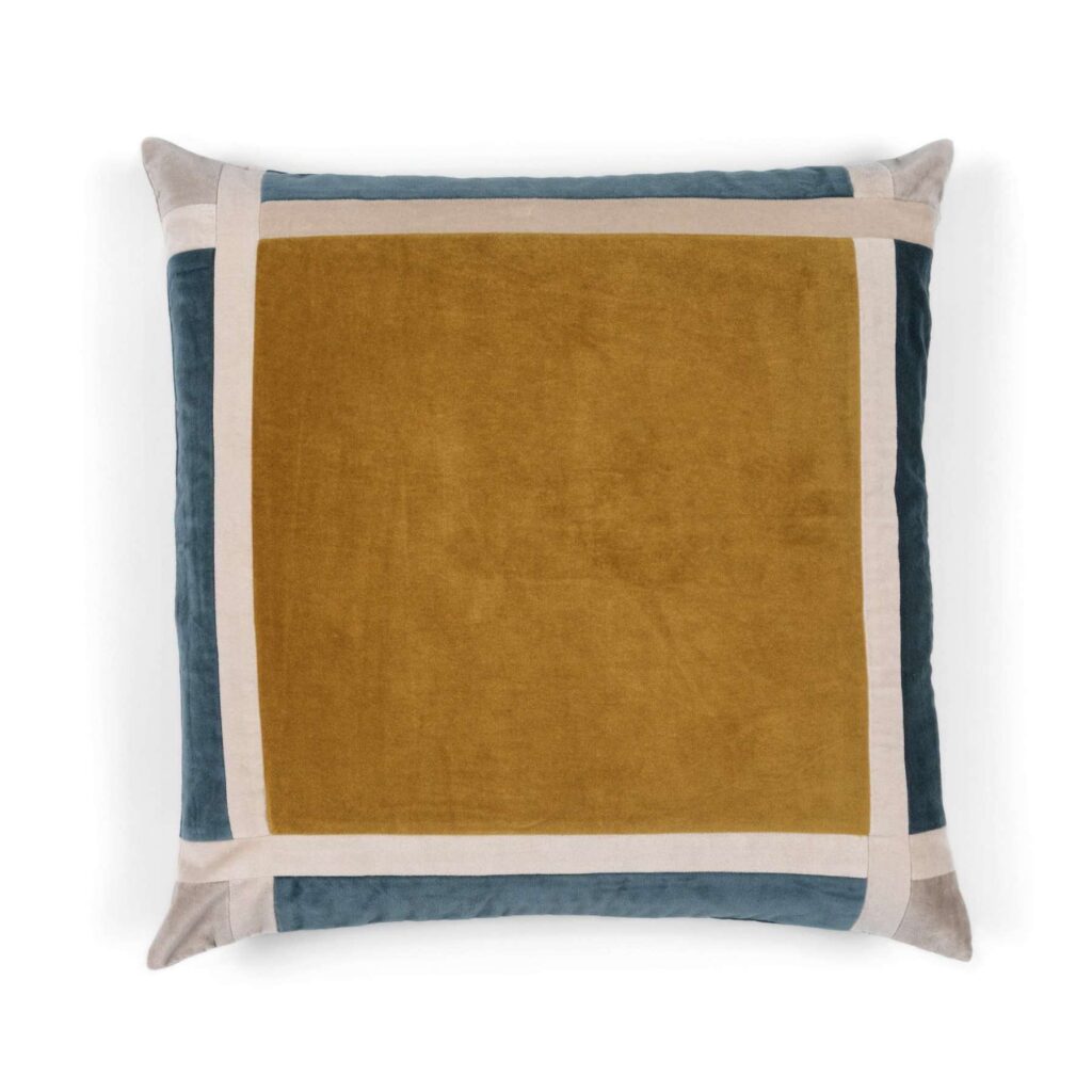 Vierkant Elitis sierkussen Melie co 239 met een mosterdgele kern en blauw-beige randen.