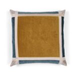 Vierkant Elitis sierkussen Melie co 239 met een mosterdgele kern en blauw-beige randen.
