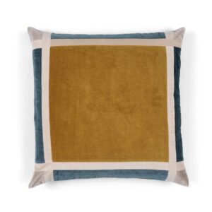 Vierkant Elitis sierkussen Melie co 239 met een mosterdgele kern en blauw-beige randen.
