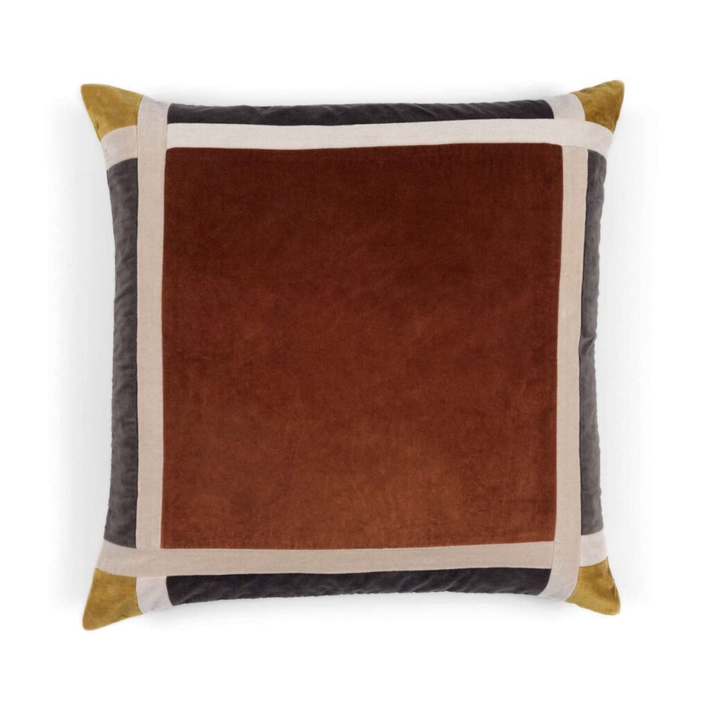 Vierkant Elitis sierkussen Melie Co 239 71 06 met een bruin fluwelen middenvlak en contrasterende randen in zwart, beige en okergeel.