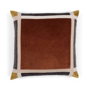 Vierkant Elitis sierkussen Melie Co 239 71 06 met een bruin fluwelen middenvlak en contrasterende randen in zwart, beige en okergeel.