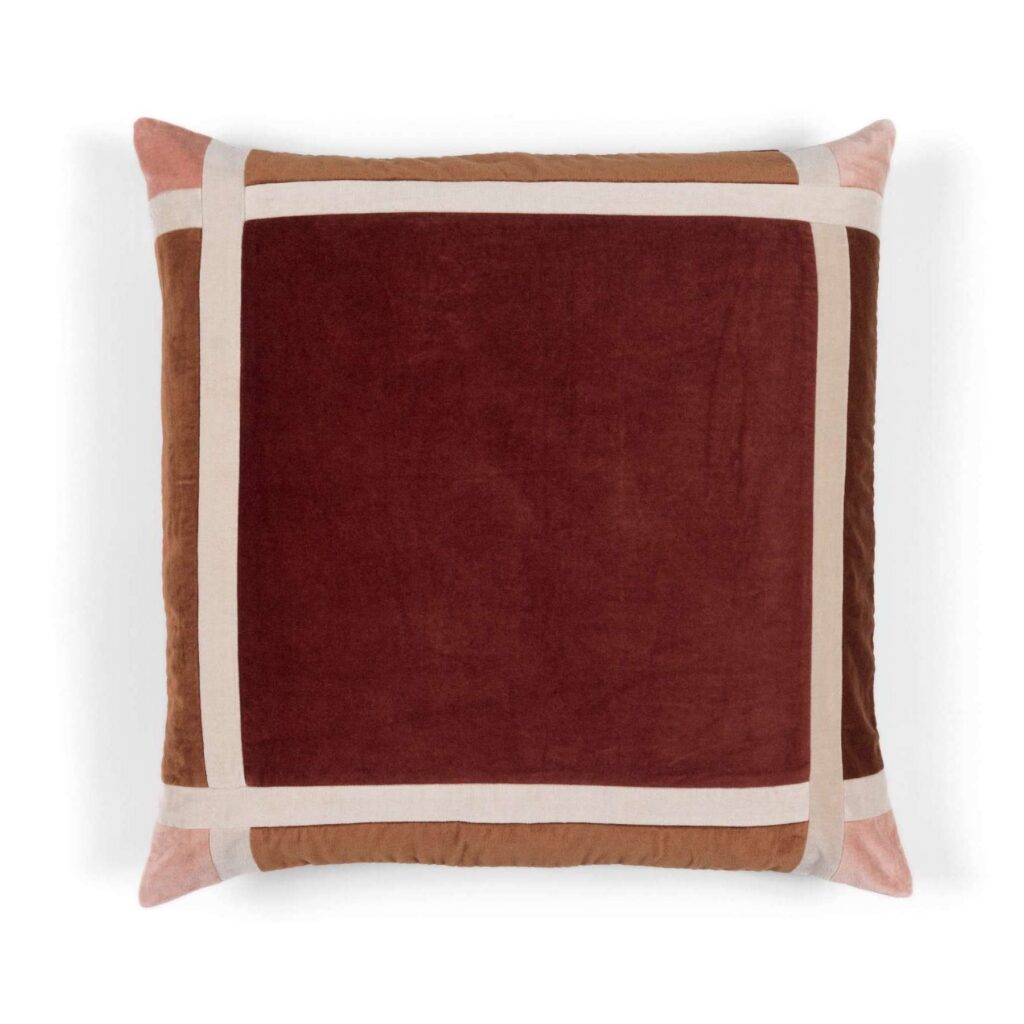 Vierkant Elitis sierkussen Melie Co 239 72 06 met fluweelachtige stof in roodbruin, omrand met beige, bruin en roze accenten.