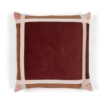 Vierkant Elitis sierkussen Melie Co 239 72 06 met fluweelachtige stof in roodbruin, omrand met beige, bruin en roze accenten.