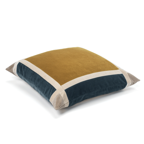 Zijaanzicht van het Elitis sierkussen Melie met een geometrisch patroon in okergeel, donkerblauw, beige en grijs.