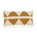 Rechthoekig Elitis sierkussen Minos in beige en okergeel met geometrisch patroon van driehoeken.