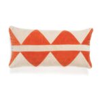 Rechthoekig Elitis-sierkussen Minos met een rood-oranje geometrisch patroon op een beige achtergrond.