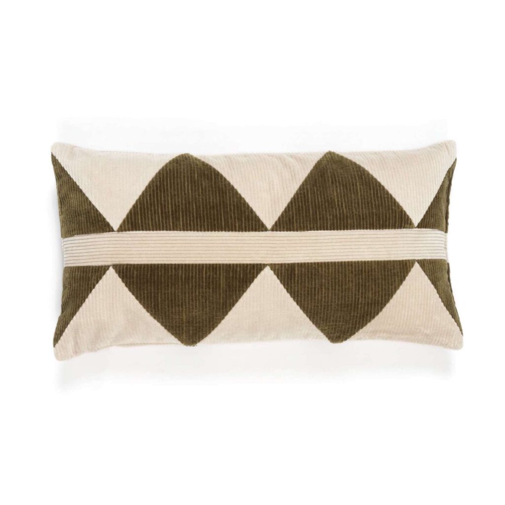 Rechthoekig Elitis Minos sierkussen met een geometrisch patroon in beige en olijfgroen corduroy.