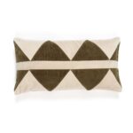 Rechthoekig Elitis Minos sierkussen met een geometrisch patroon in beige en olijfgroen corduroy.