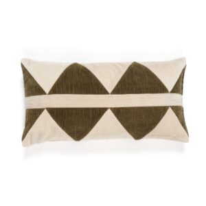 Rechthoekig Elitis Minos sierkussen met een geometrisch patroon in beige en olijfgroen corduroy.