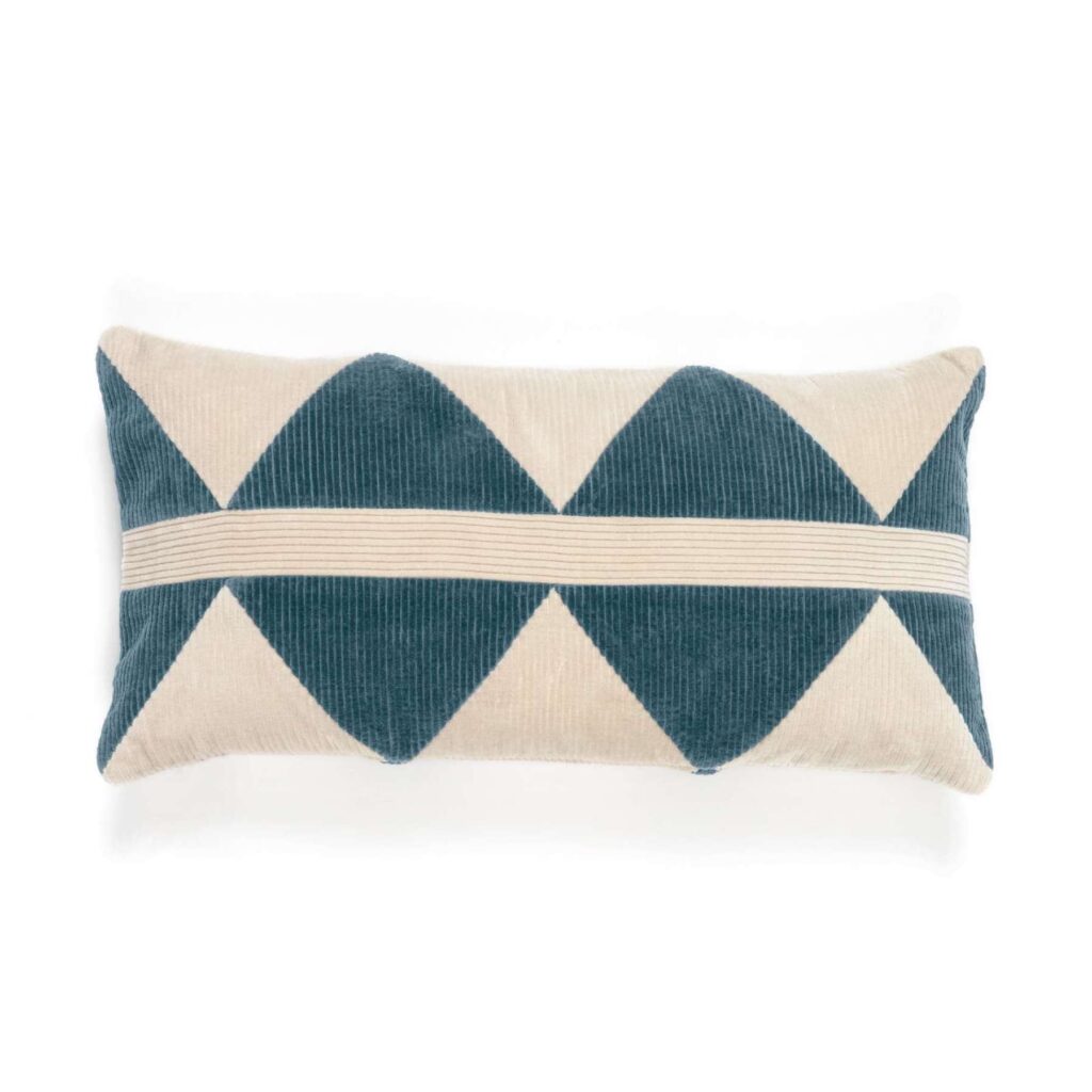 Rechthoekig Elitis sierkussen Minos met blauw-wit geometrisch patroon van corduroy stof.