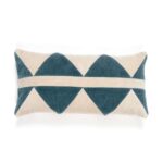 Rechthoekig Elitis sierkussen Minos met blauw-wit geometrisch patroon van corduroy stof.
