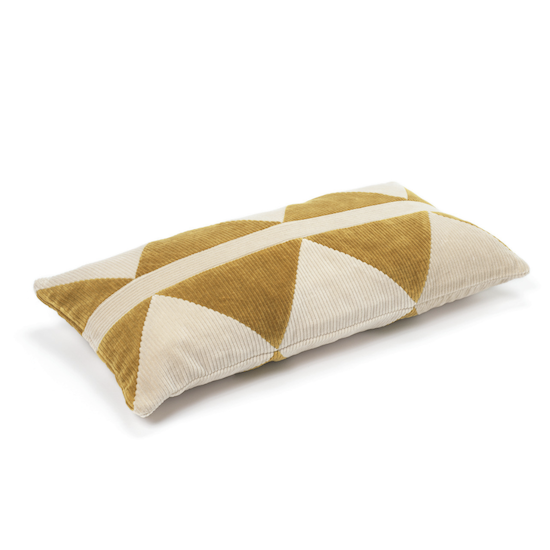 Sierkussen Elitis Minos in zijaanzicht met geometrisch patroon in beige en okergeel.