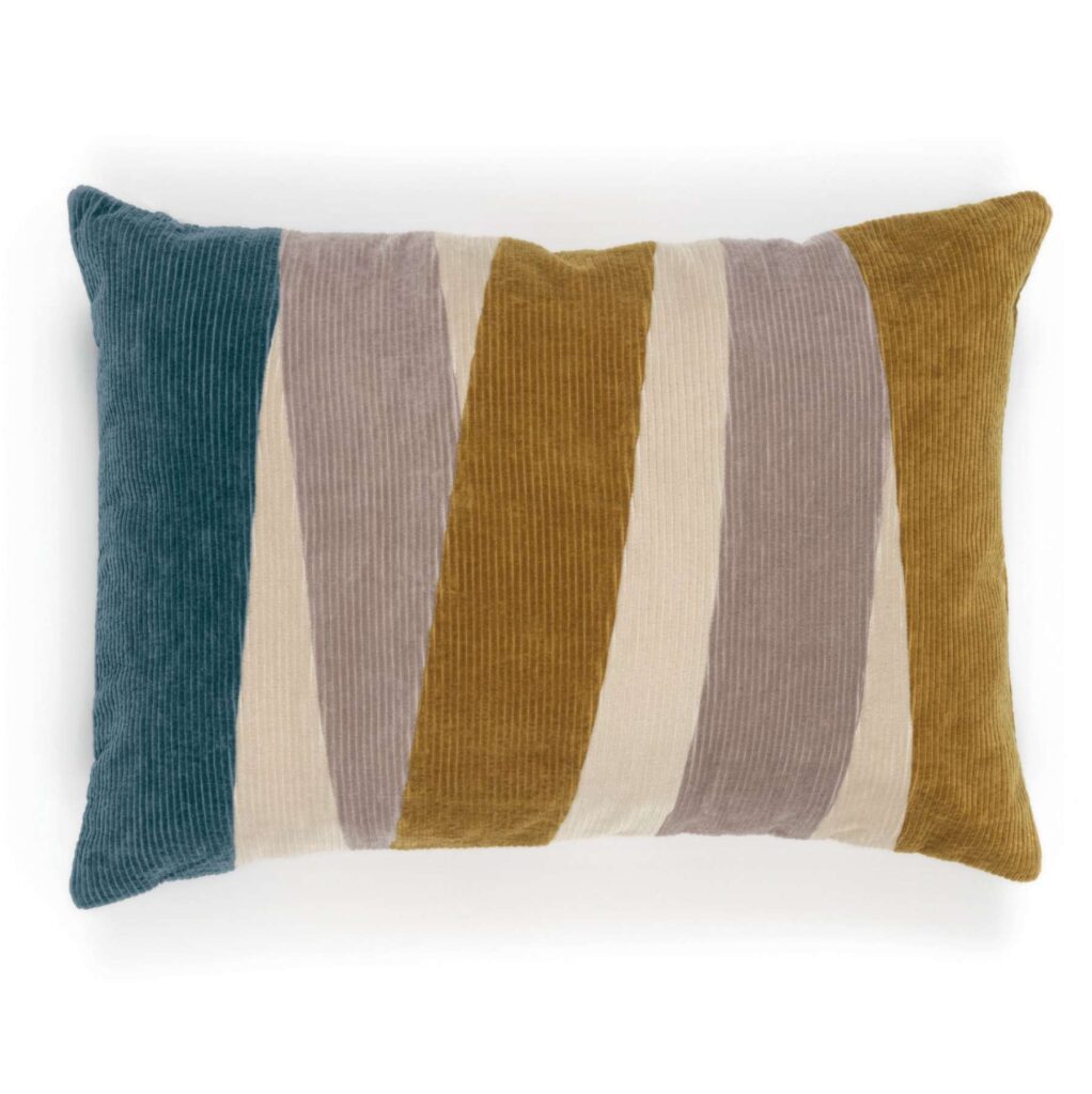 Rechthoekig Elitis sierkussen Nais met diagonale strepen in okergeel, beige, grijs en blauwgroen fluweel.