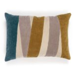 Rechthoekig Elitis sierkussen Nais met diagonale strepen in okergeel, beige, grijs en blauwgroen fluweel.