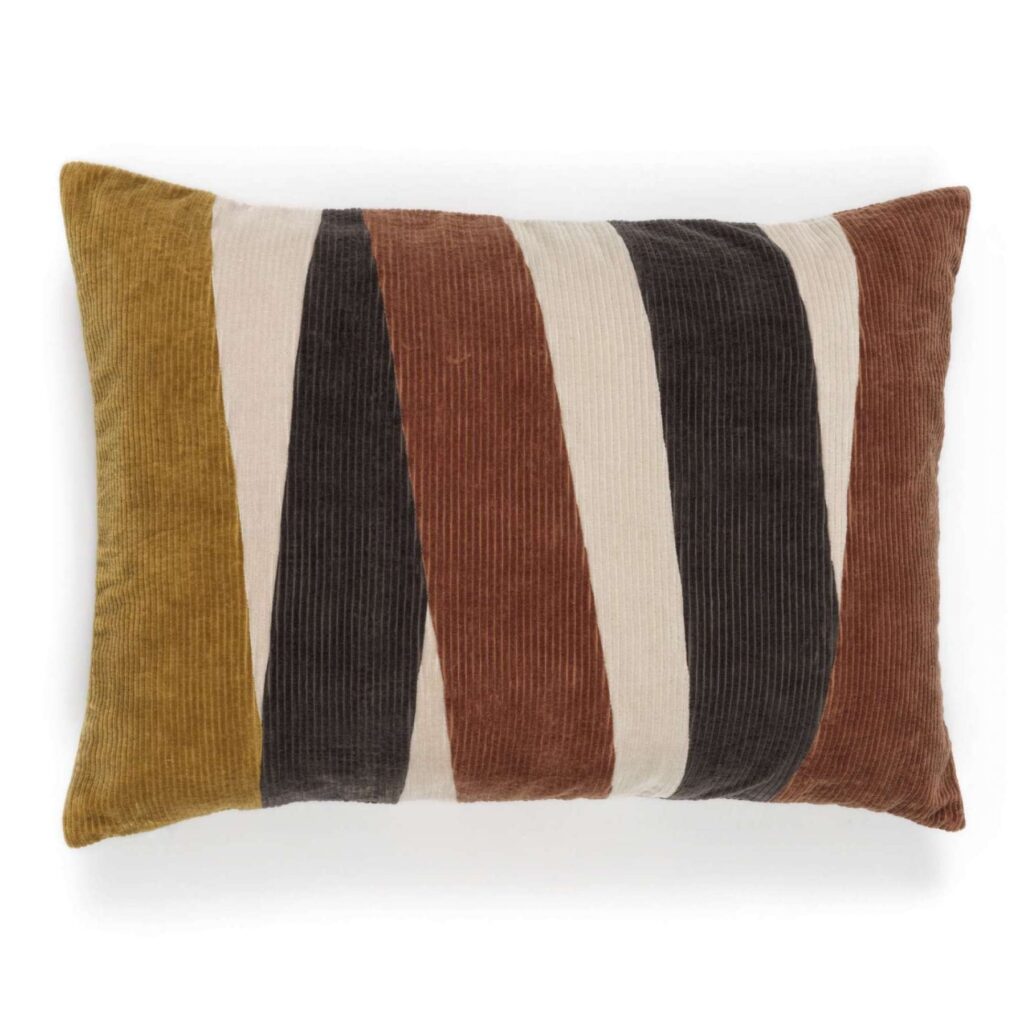 Sierkussen Elitis Nais co 241 71 02 met brede, diagonale corduroy strepen in aardetinten.