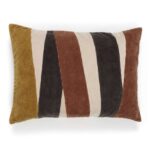 Sierkussen Elitis Nais co 241 71 02 met brede, diagonale corduroy strepen in aardetinten.