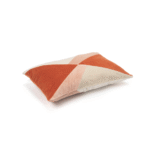 Rechthoekig Elitis Nais sierkussen met een geometrisch patroon in oranje, roze en beige tinten, zijaanzicht.
